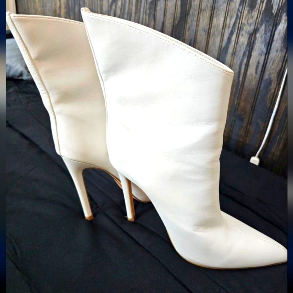 White pointed Boots Forever 21